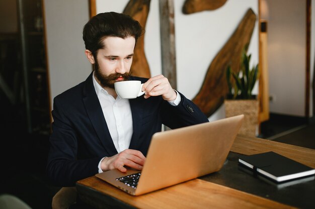 Stilvoller Geschäftsmann, der in einem Büro arbeitet