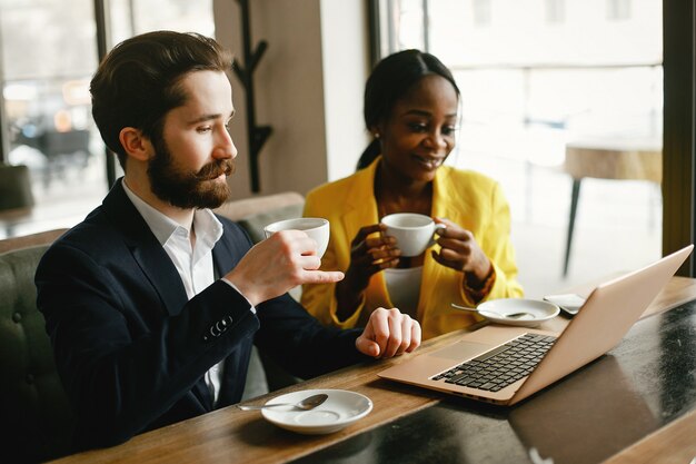 Stilvoller Geschäftsmann, der in einem Büro mit Partner arbeitet