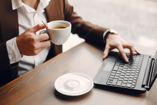 Stilvoller Geschäftsmann, der in einem Café arbeitet