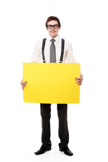 Stilvoller geschäftsmann mit leerer plakatwand