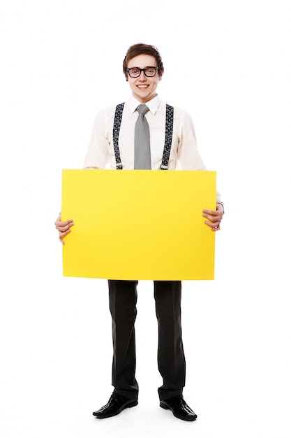 Stilvoller Geschäftsmann mit leerer Plakatwand