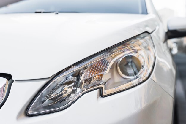 Stilvoller LED-Scheinwerfer aus weißem Automobil