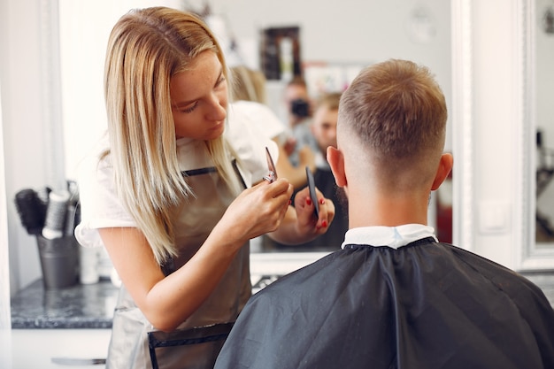 Kostenloses Foto stilvoller mann, der in einem friseursalon sitzt