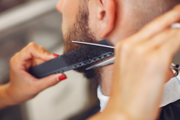 Kostenloses Foto stilvoller mann, der in einem friseursalon sitzt