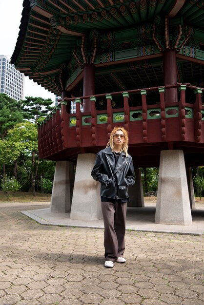 Stilvoller Mann in K-Pop-Kleidung in der urbanen Szene