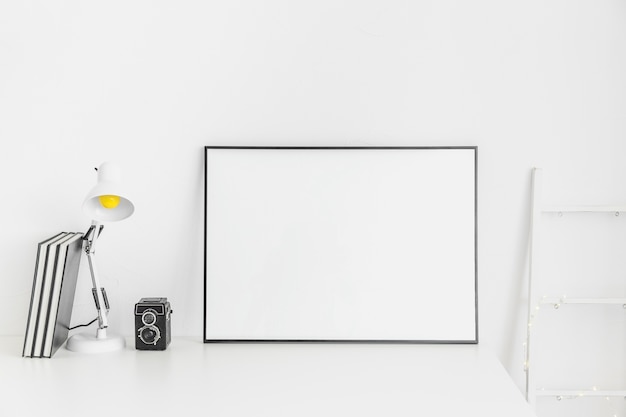 Stilvoller minimalistischer Arbeitsplatz in weißer Farbe mit Whiteboard
