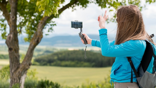 Stilvoller Reisender, der ein Selfie im Freien nimmt