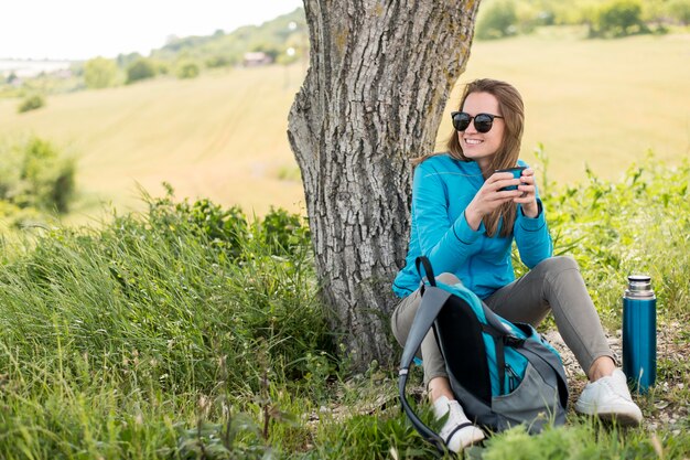 Stilvoller Reisender, der Urlaub genießt