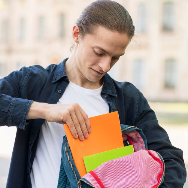 Stilvoller Student, glücklich, wieder an der Universität zu sein