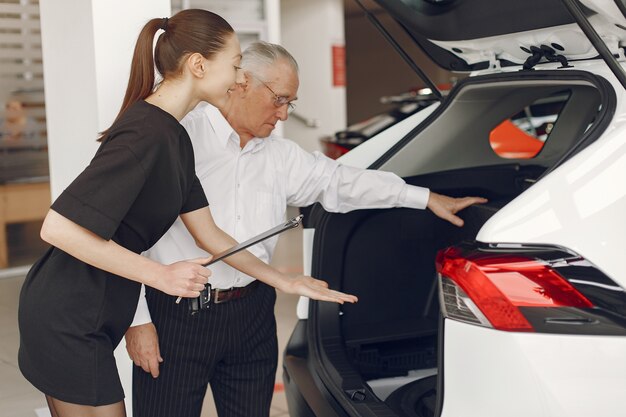 Stilvoller und eleganter alter Mann in einem Autosalon