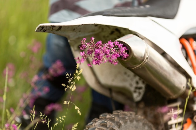 Stilvolles Motorrad der Nahaufnahme mit Blumen