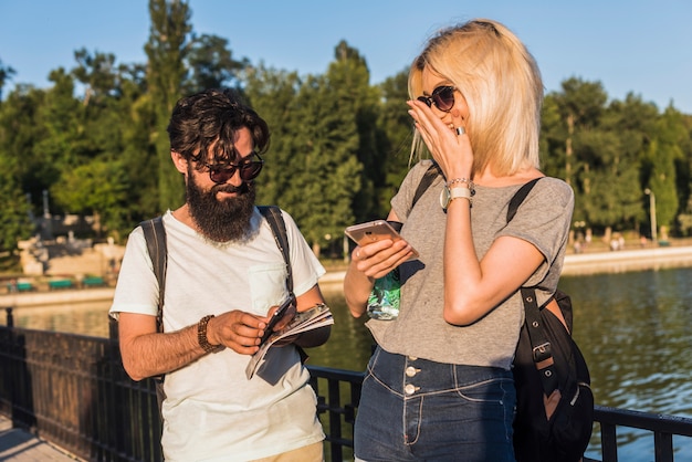 Kostenloses Foto stilvolles paar im urlaub