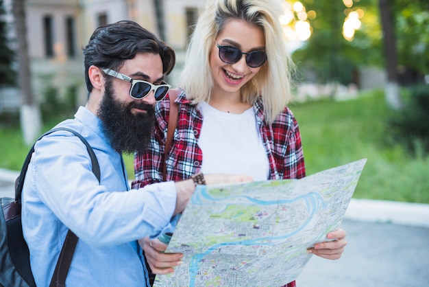 Kostenloses Foto stilvolles paar im urlaub