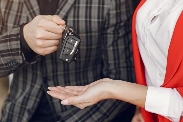 Stilvolles und elegantes Paar in einem Autosalon