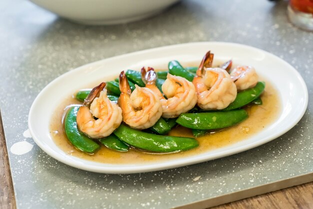 Stir Fry Schnee Erbsen mit Garnelen