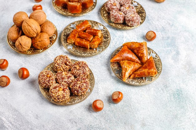 Östliche Süßigkeiten, verschiedene traditionelle türkische Köstlichkeiten mit Nüssen.