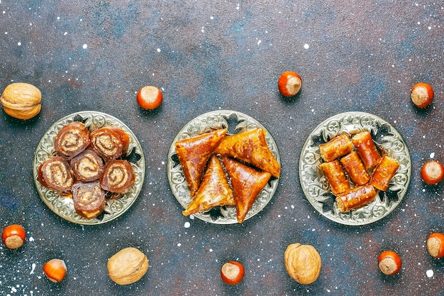 Östliche Süßigkeiten, verschiedene traditionelle türkische Köstlichkeiten mit Nüssen.