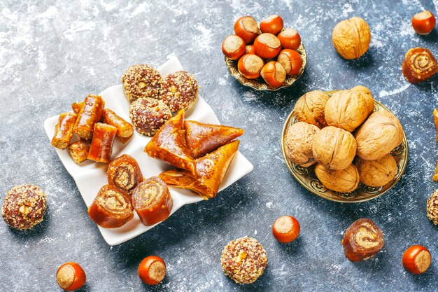 Östliche Süßigkeiten, verschiedene traditionelle türkische Köstlichkeiten mit Nüssen.