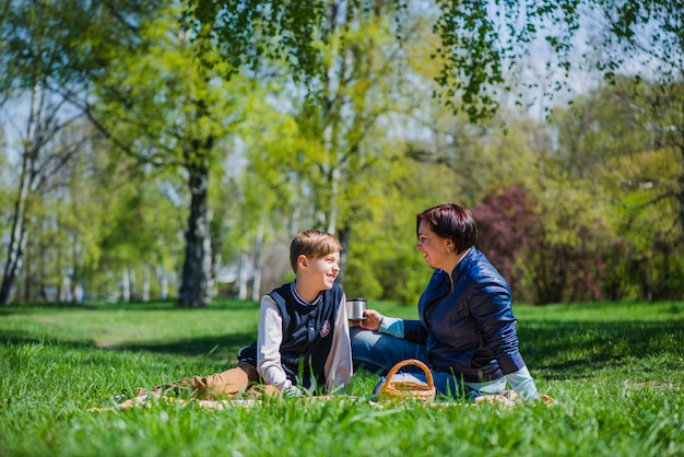 Stolze Frau mit ihrem Sohn im Park