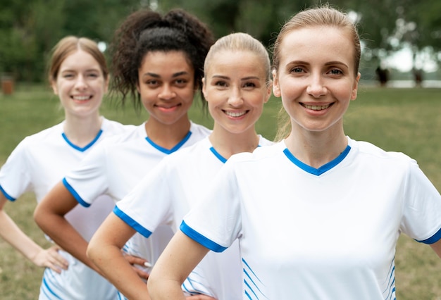 Stolze Frauen des mittleren Schusses posieren