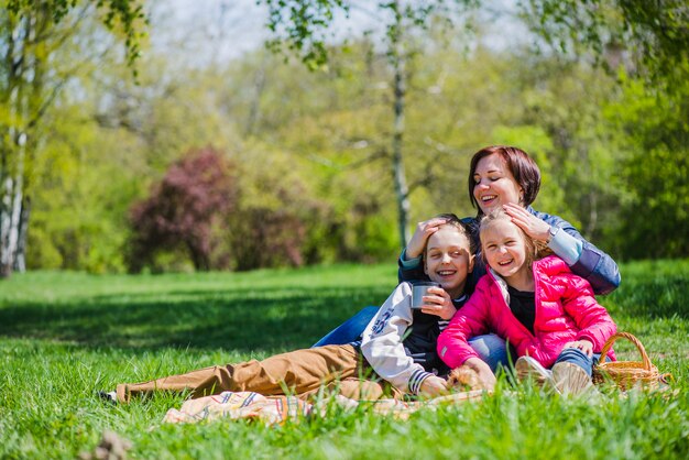 Stolze Mutter mit ihren Kindern im Freien