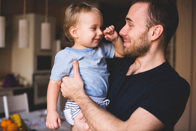 Stolzer Vater, der seinen Sohn ansieht