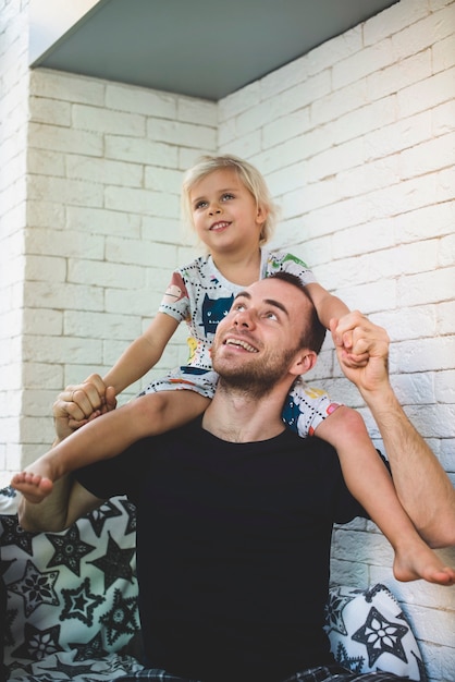 Kostenloses Foto stolzer vater seiner tochter suchen