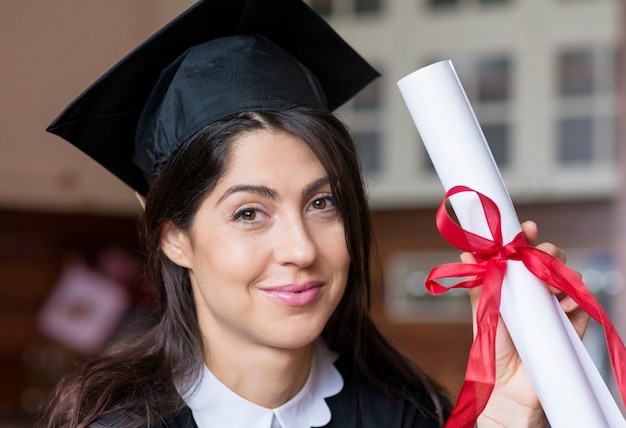 Kostenloses Foto stolzes mädchen mit ihrem diplom