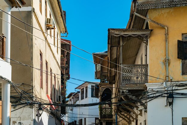 STONE TOWN, TANSANIA - 22. Dezember 2021: Enge Gassen und alte Häuser in Stone Town, Sansibar, Tansania