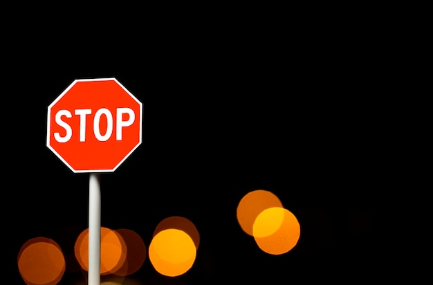 Kostenloses Foto stop-schild in der stadt