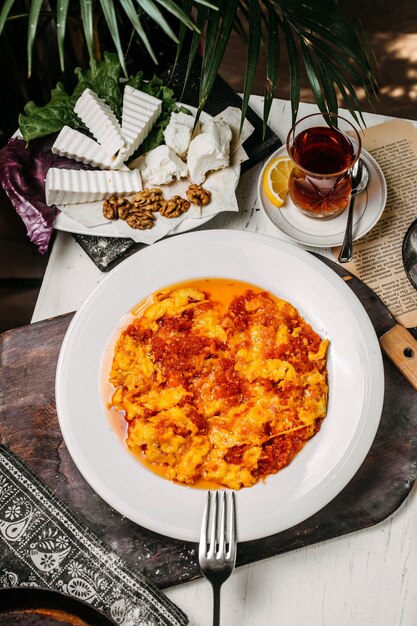 Stoppen Sie die Ansicht des traditionellen aserbaidschanischen Frühstücks mit Ei und Tomatengericht