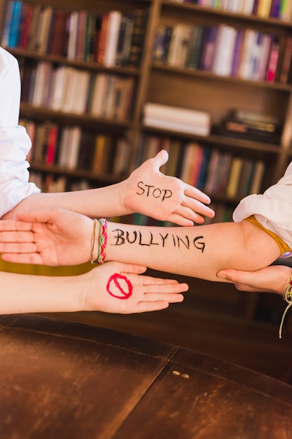 Stoppen Sie, Slogan auf den Armen der Kinder zu tyrannisieren