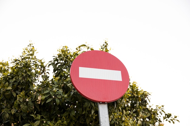 Stoppschild auf hellem Hintergrund