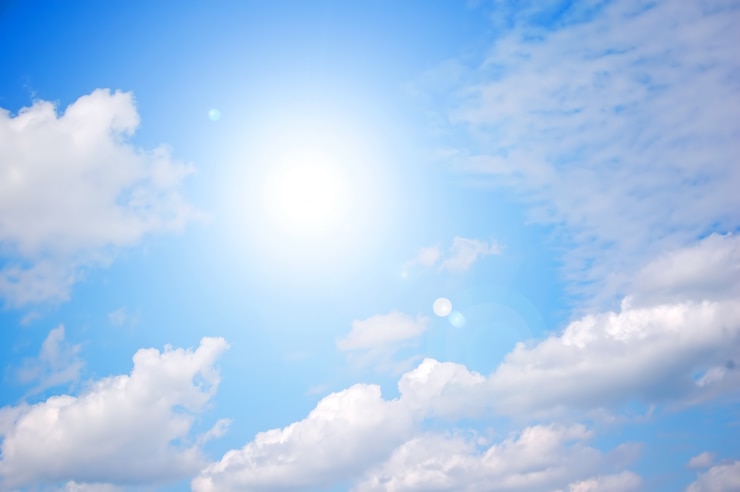 Kostenlose Foto strahlende sonne am klaren blauen himmel