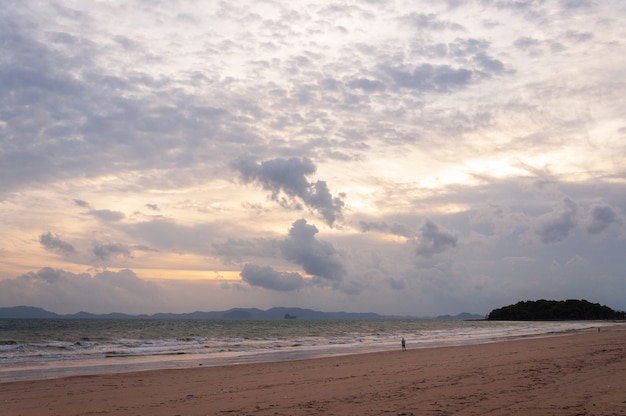 Strand an einem wolkigen Tag