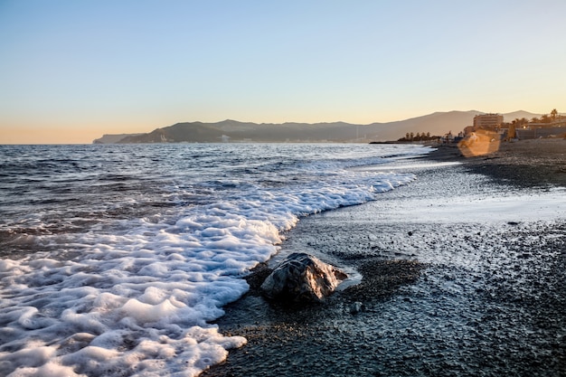 Strand bei Sonnenuntergang in Savona, Italien