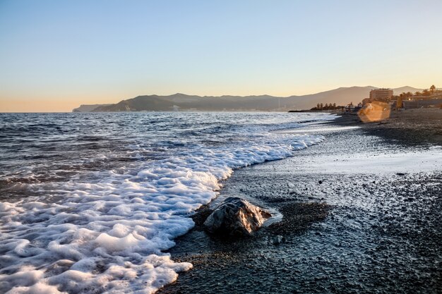 Strand bei Sonnenuntergang in Savona, Italien