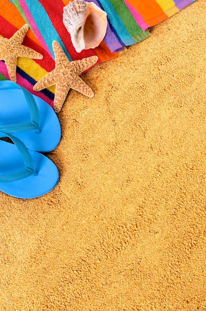 Strand Flip-Flops und Handtuch