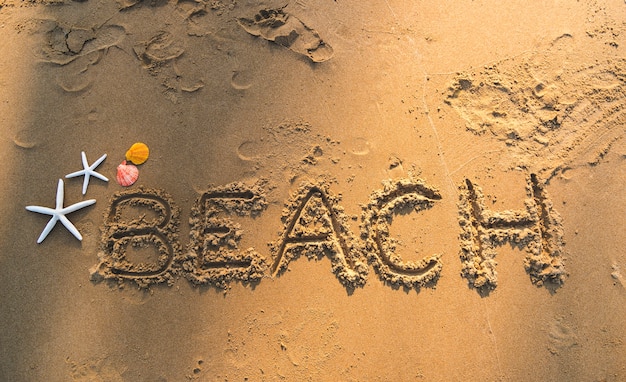 Strand in den Sand geschrieben