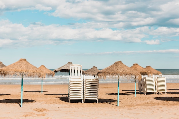 Strand-Konzept mit Sonnenschirm