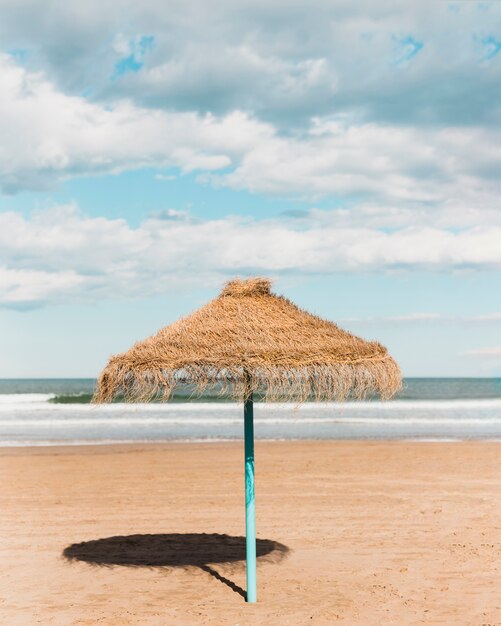 Strand-Konzept mit Sonnenschirm