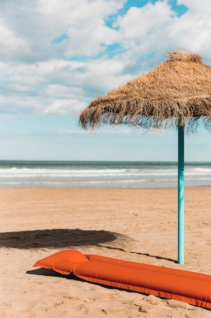 Strand-Konzept mit Sonnenschirm