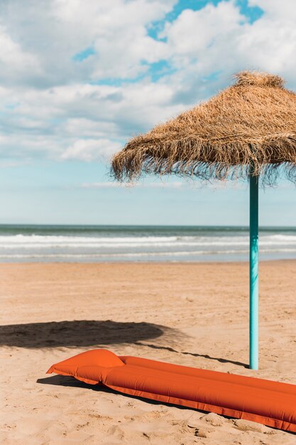 Strand-Konzept mit Sonnenschirm