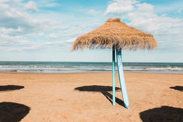 Strand-Konzept mit Sonnenschirm