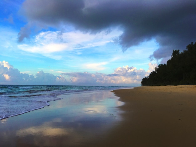 Strand-Küstenlinien-Wolken-Küsten-Konzept