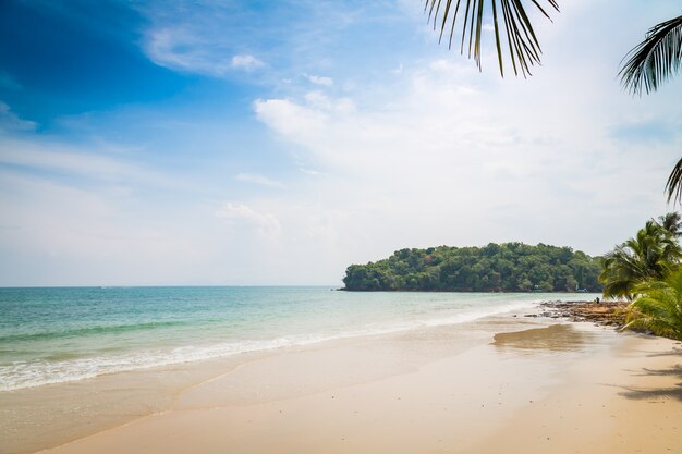 Strand mit dem Meer ohne Wellen und Wolken