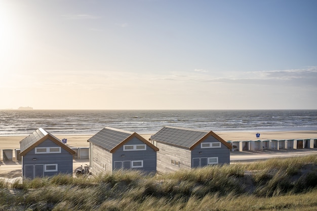 Strand mit Umkleidekabinen und Ruhekabinen