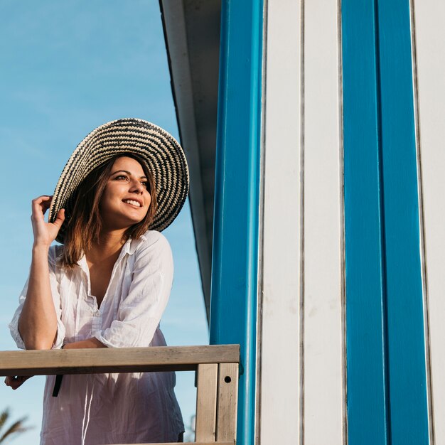 Strand- und Sommerkonzept mit tragendem Hut der Frau