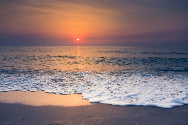 Strand und tropischer Sonnenuntergang