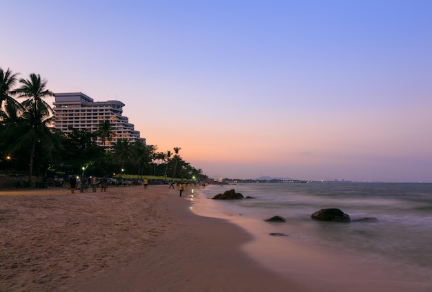 Strand von Hua Hin in der Dämmerung